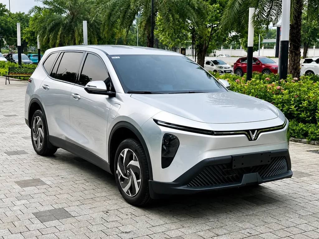 Dàn xe 7 chỗ rộng rãi cốp lớn